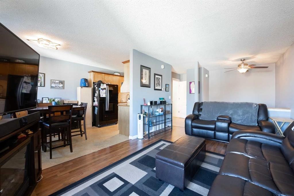 2-29 Meadowlark Boulevard North, Lethbridge, AB - Indoor Photo Showing Living Room