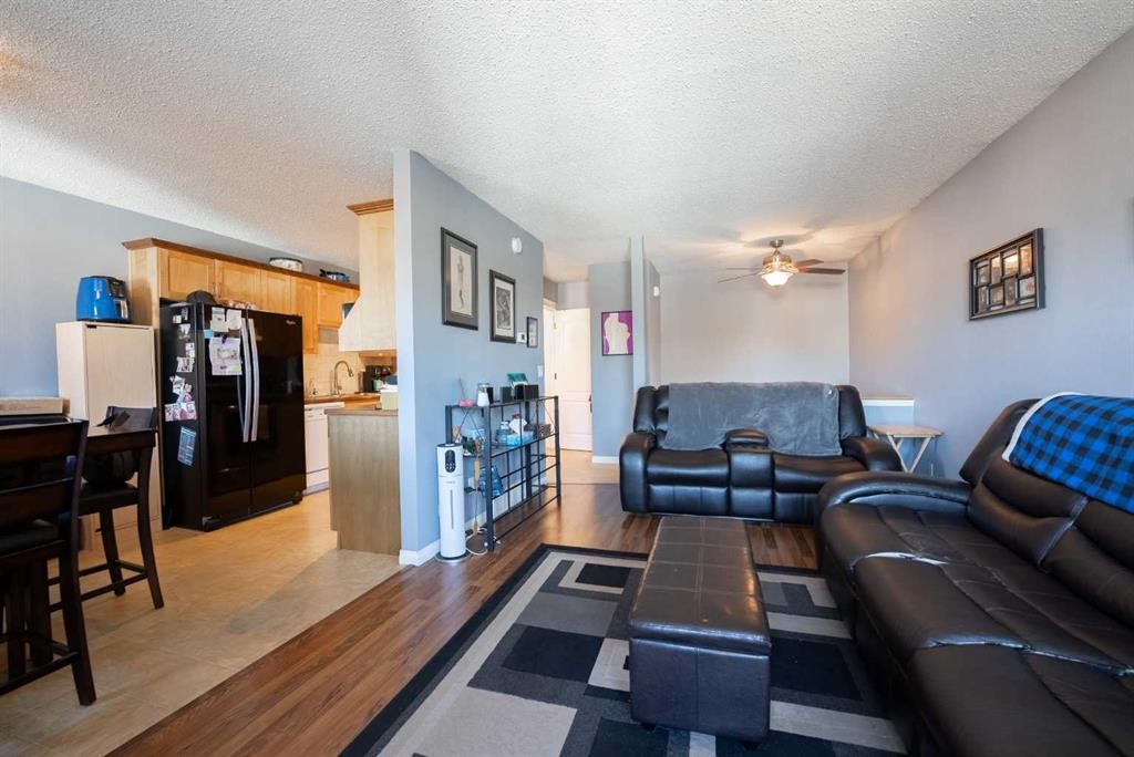 2-29 Meadowlark Boulevard North, Lethbridge, AB - Indoor Photo Showing Living Room