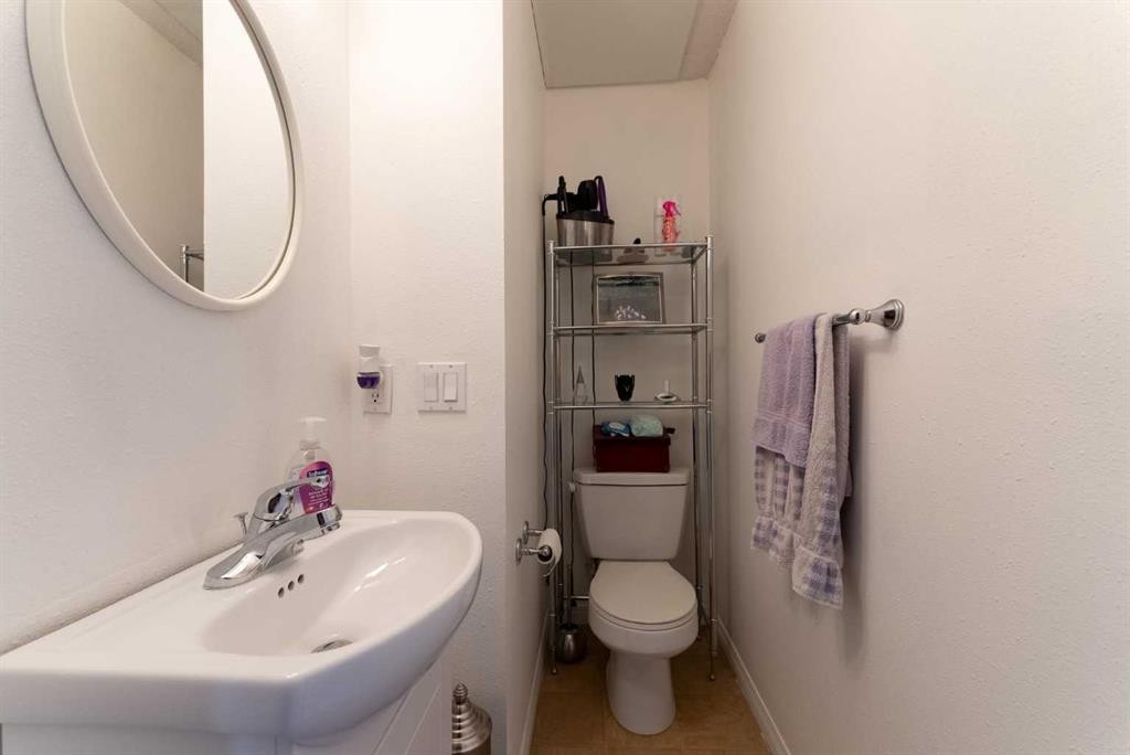 2-29 Meadowlark Boulevard North, Lethbridge, AB - Indoor Photo Showing Bathroom