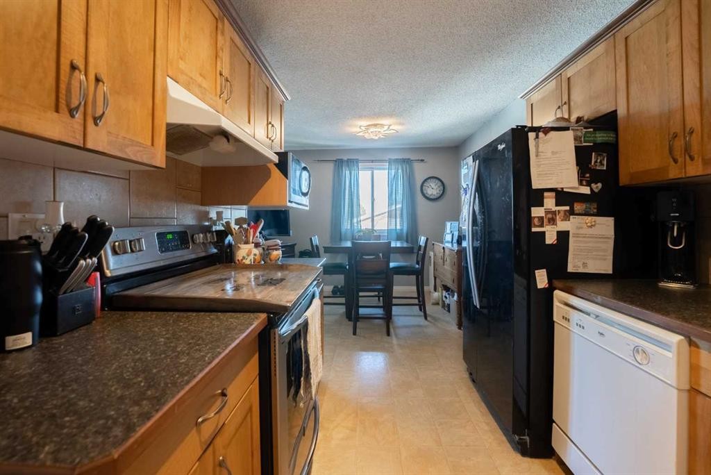 2-29 Meadowlark Boulevard North, Lethbridge, AB - Indoor Photo Showing Kitchen