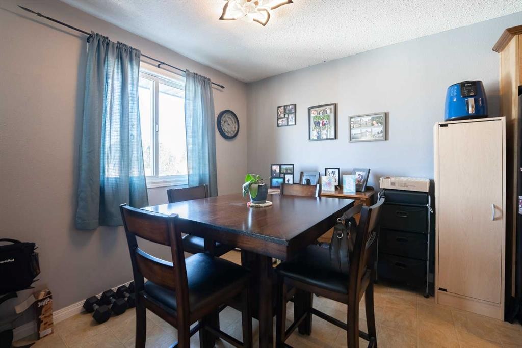 2-29 Meadowlark Boulevard North, Lethbridge, AB - Indoor