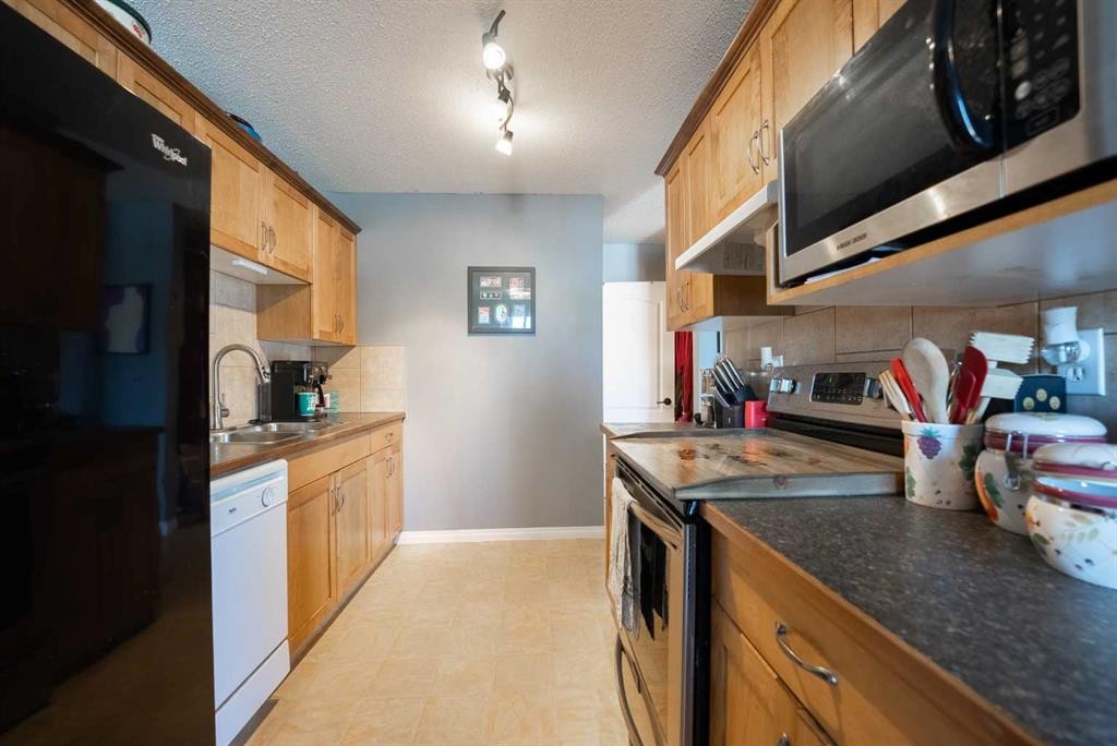 2-29 Meadowlark Boulevard North, Lethbridge, AB - Indoor Photo Showing Kitchen