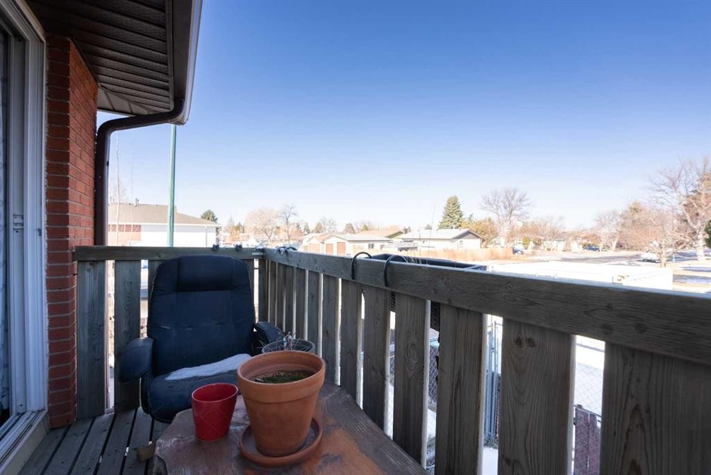 2-29 Meadowlark Boulevard North, Lethbridge, AB - Outdoor With Exterior