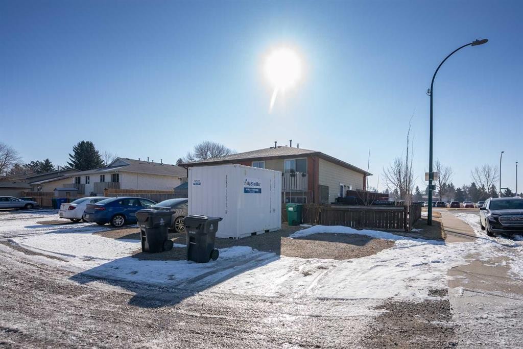 2-29 Meadowlark Boulevard North, Lethbridge, AB - Outdoor