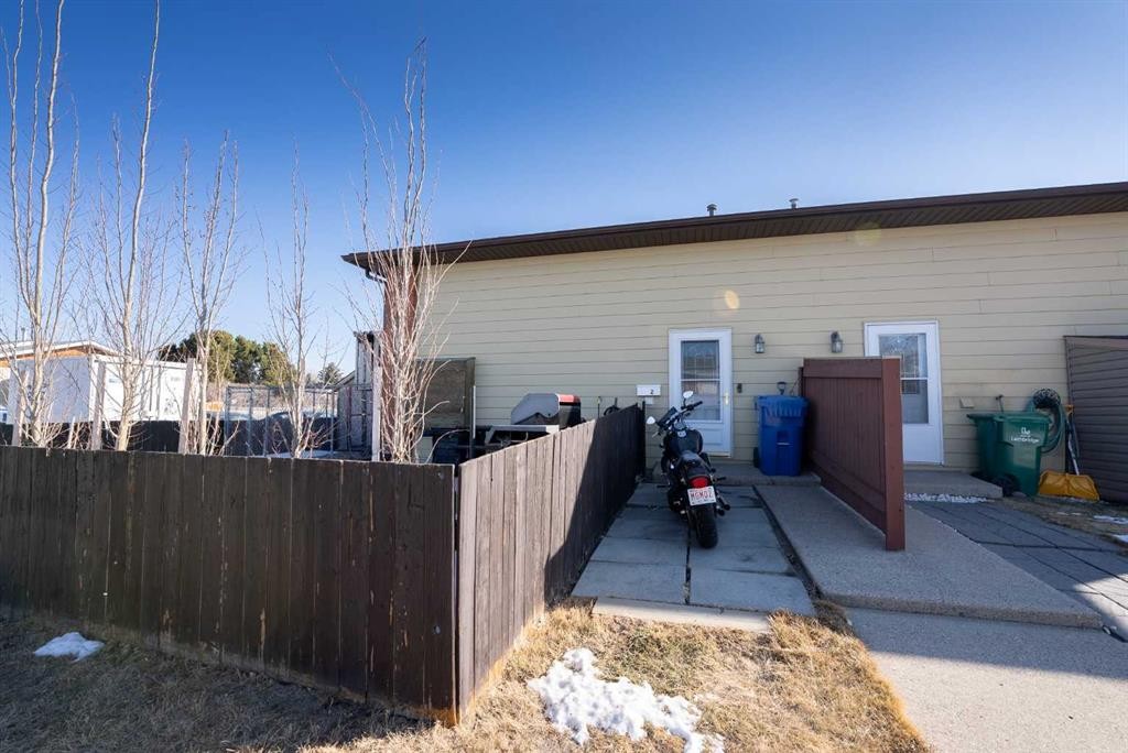 2-29 Meadowlark Boulevard North, Lethbridge, AB - Outdoor With Exterior