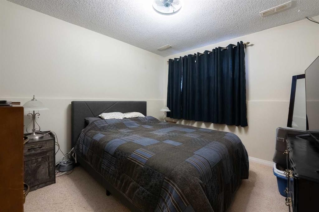 2-29 Meadowlark Boulevard North, Lethbridge, AB - Indoor Photo Showing Bedroom