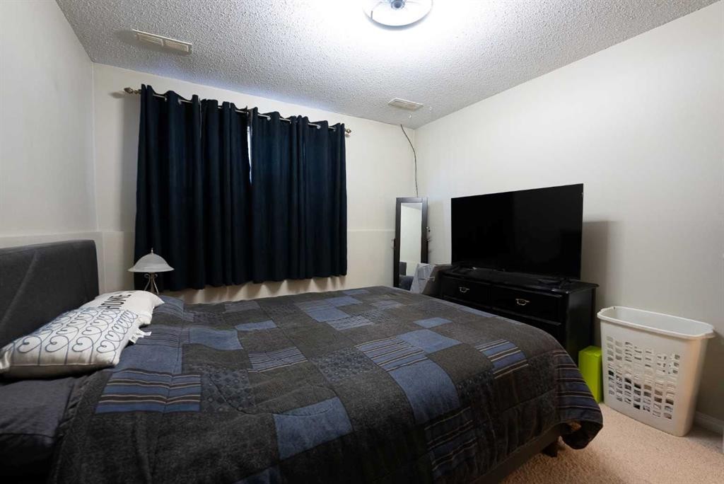 2-29 Meadowlark Boulevard North, Lethbridge, AB - Indoor Photo Showing Bedroom