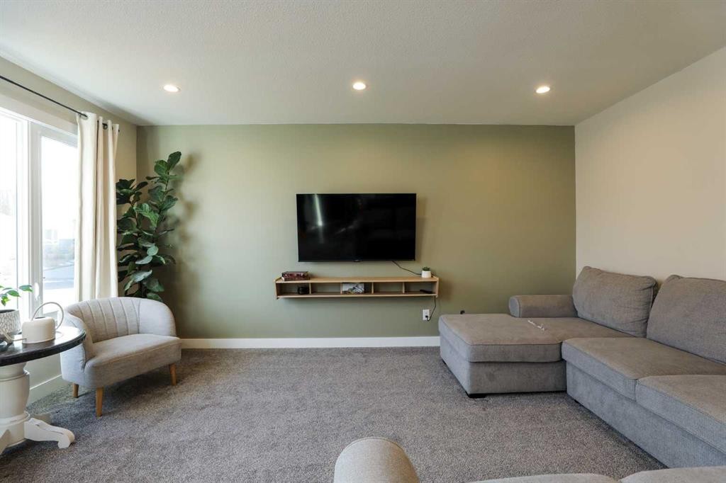 4803 59 Avenue, Taber, AB - Indoor Photo Showing Living Room