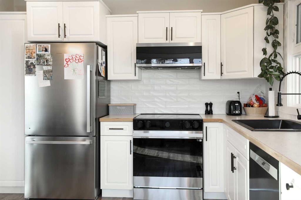 4803 59 Avenue, Taber, AB - Indoor Photo Showing Kitchen