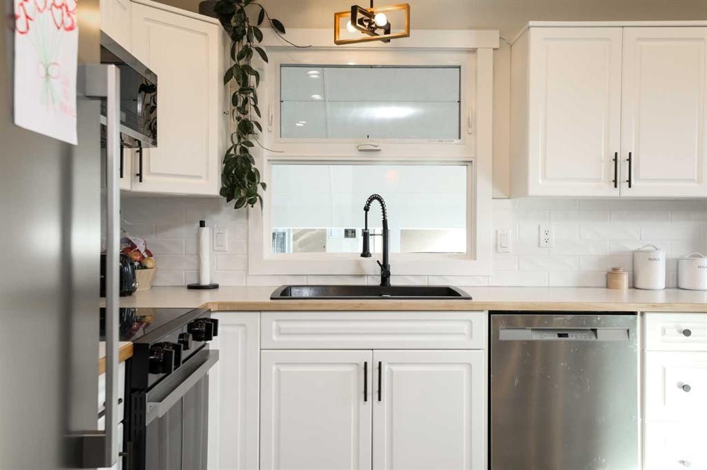 4803 59 Avenue, Taber, AB - Indoor Photo Showing Kitchen With Double Sink