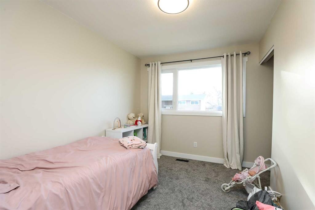 4803 59 Avenue, Taber, AB - Indoor Photo Showing Bedroom