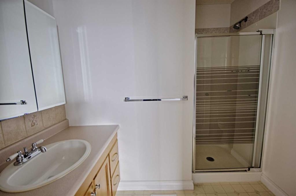 4912 41 St, Taber, AB - Indoor Photo Showing Bathroom