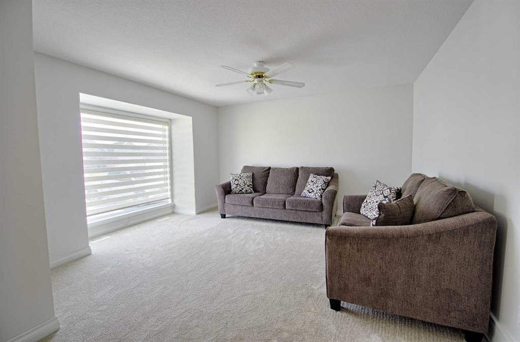 4912 41 St, Taber, AB - Indoor Photo Showing Living Room