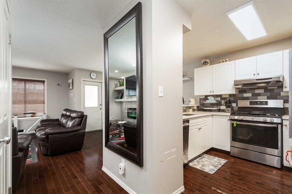 10-545 Highlands Boulevard West, Lethbridge, AB - Indoor Photo Showing Kitchen