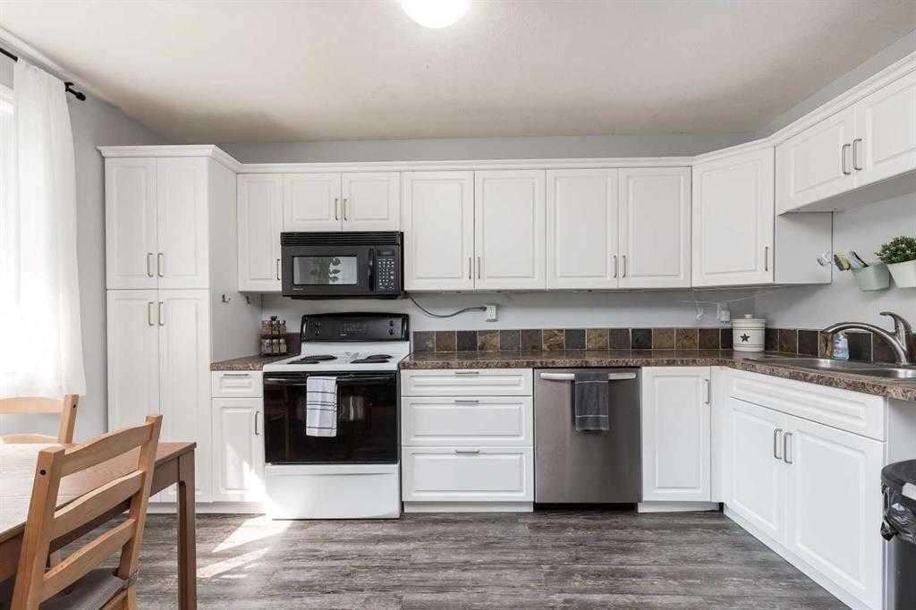 93 Simon Fraser Boulevard West, Lethbridge, AB