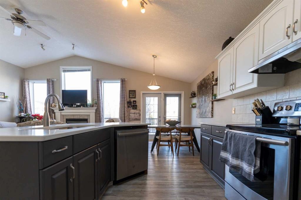 65 Heritage Circle West, Lethbridge, AB - Indoor Photo Showing Kitchen