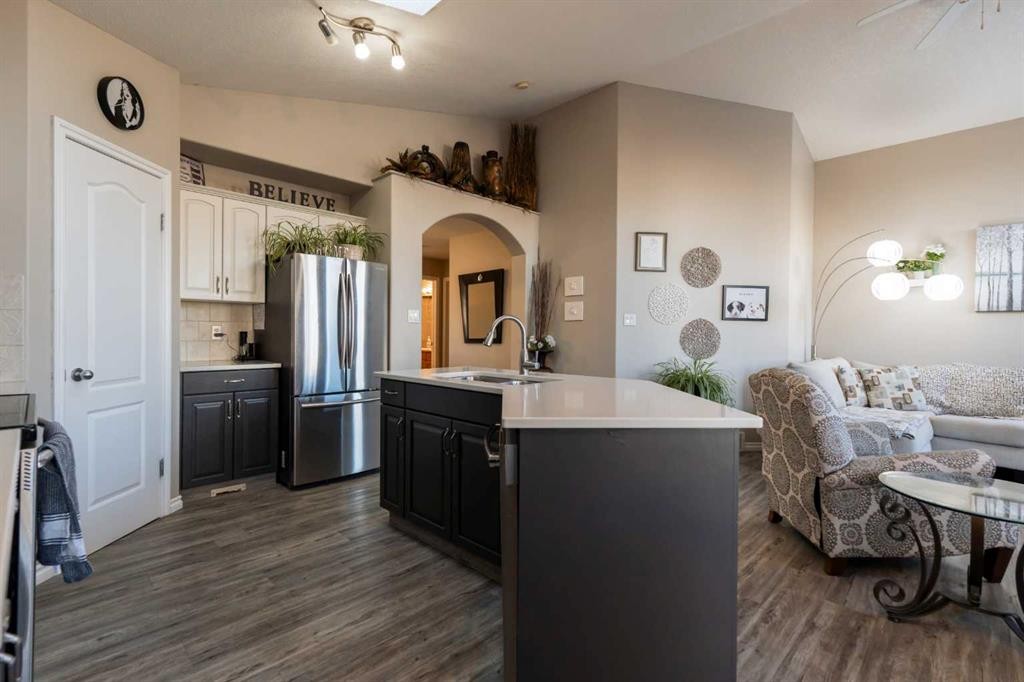 65 Heritage Circle West, Lethbridge, AB - Indoor Photo Showing Kitchen