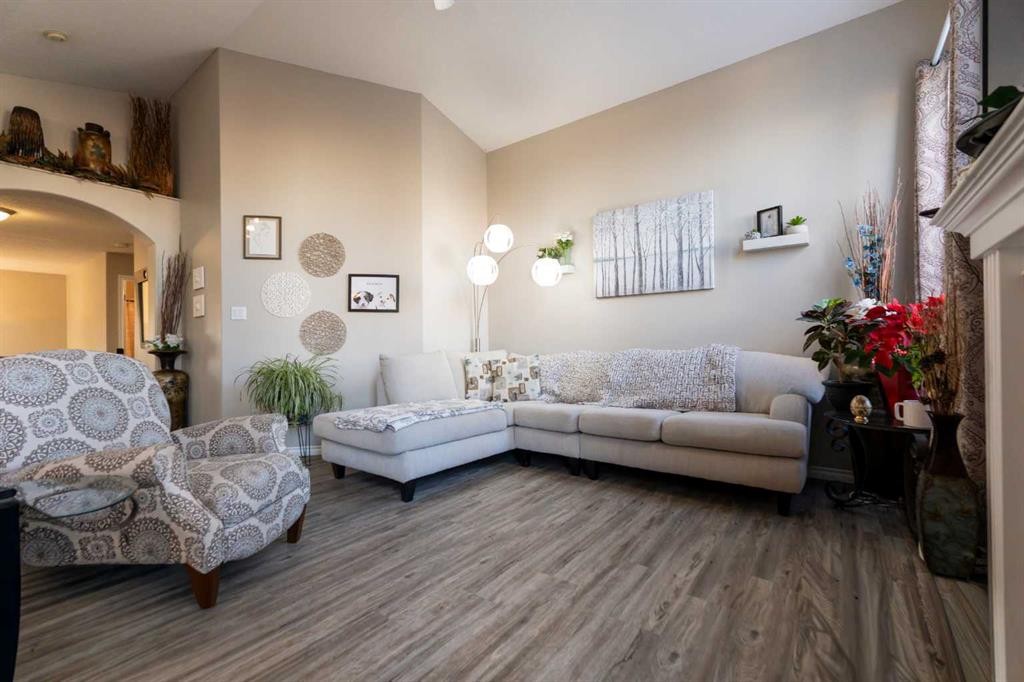 65 Heritage Circle West, Lethbridge, AB - Indoor Photo Showing Living Room