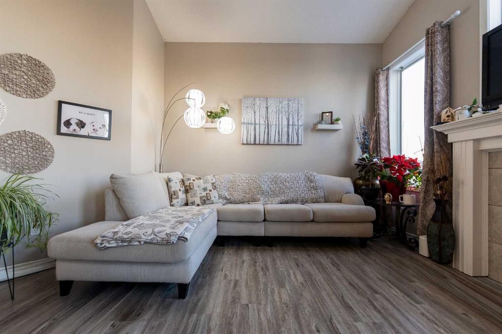 65 Heritage Circle West, Lethbridge, AB - Indoor Photo Showing Living Room