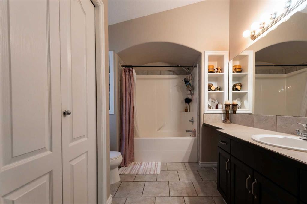 65 Heritage Circle West, Lethbridge, AB - Indoor Photo Showing Bathroom