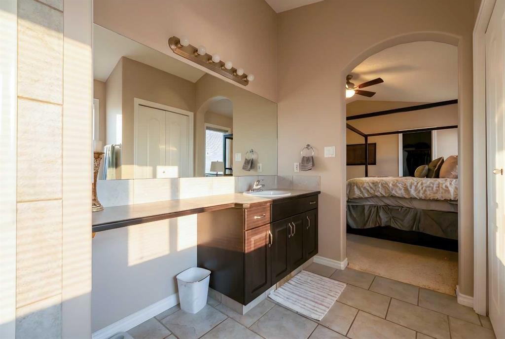 65 Heritage Circle West, Lethbridge, AB - Indoor Photo Showing Bathroom