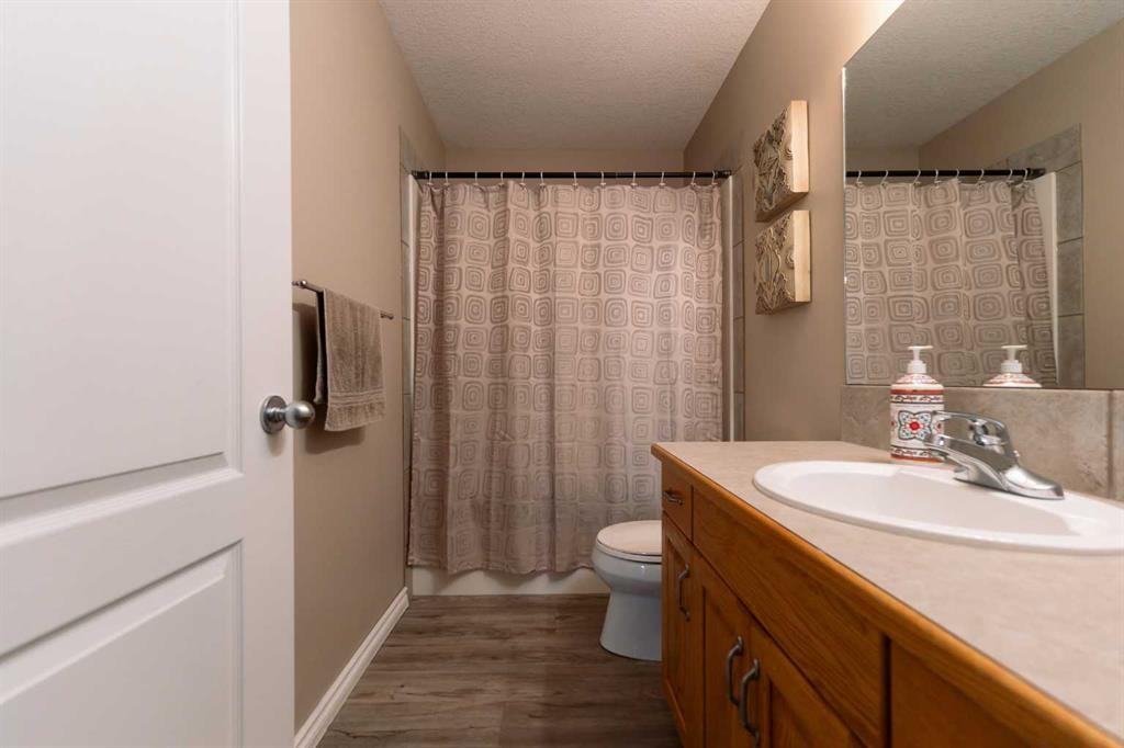 65 Heritage Circle West, Lethbridge, AB - Indoor Photo Showing Bathroom