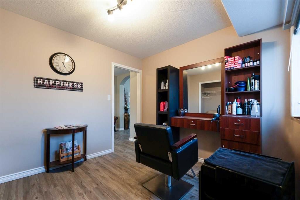 65 Heritage Circle West, Lethbridge, AB - Indoor Photo Showing Other Room