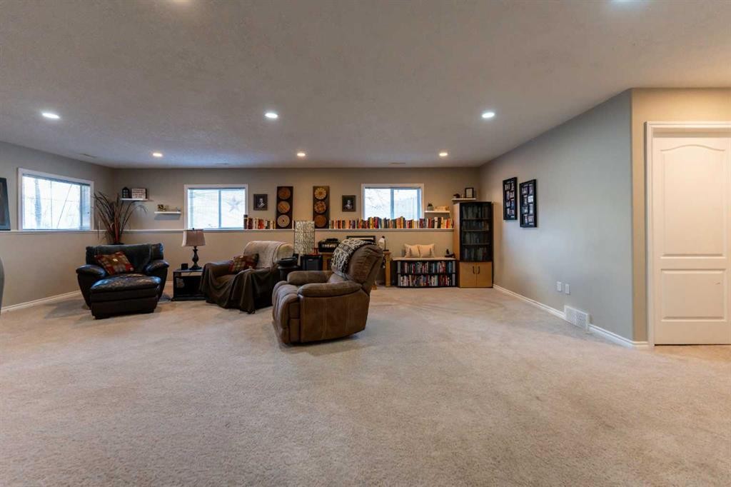 65 Heritage Circle West, Lethbridge, AB - Indoor Photo Showing Basement