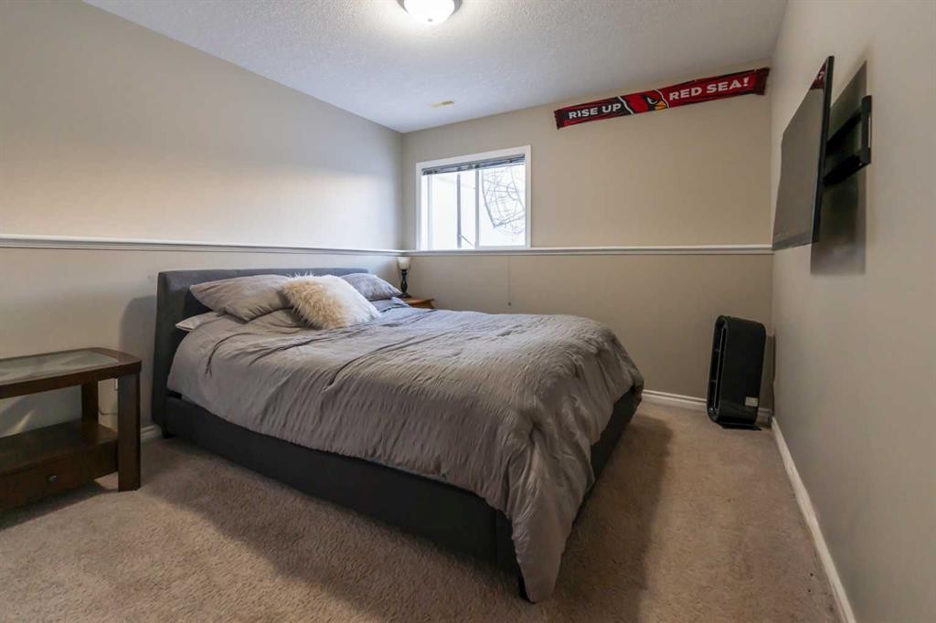 65 Heritage Circle West, Lethbridge, AB - Indoor Photo Showing Bedroom