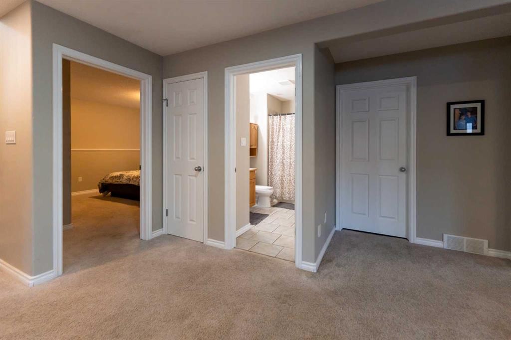 65 Heritage Circle West, Lethbridge, AB - Indoor Photo Showing Other Room