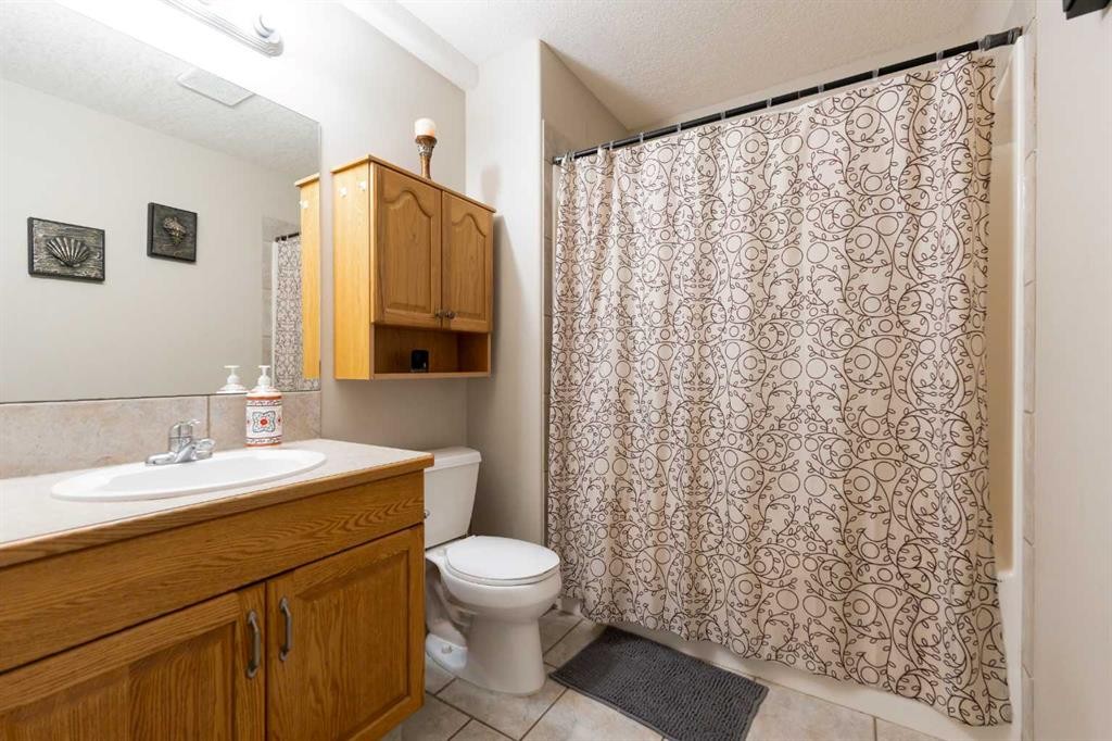 65 Heritage Circle West, Lethbridge, AB - Indoor Photo Showing Bathroom