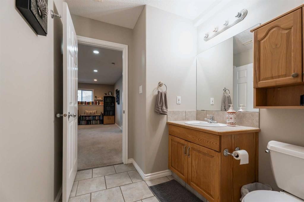 65 Heritage Circle West, Lethbridge, AB - Indoor Photo Showing Bathroom