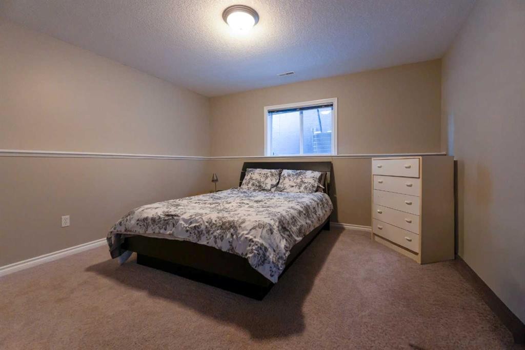 65 Heritage Circle West, Lethbridge, AB - Indoor Photo Showing Bedroom