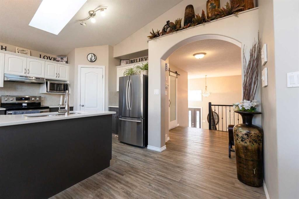65 Heritage Circle West, Lethbridge, AB - Indoor Photo Showing Kitchen With Double Sink