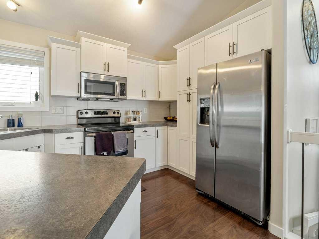 461 Lynx Terrace North, Lethbridge, AB - Indoor Photo Showing Kitchen With Upgraded Kitchen