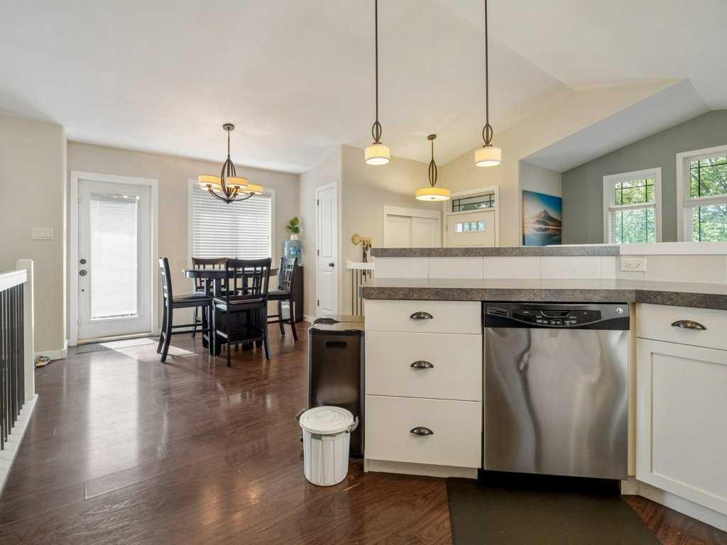 461 Lynx Terrace North, Lethbridge, AB - Indoor Photo Showing Kitchen