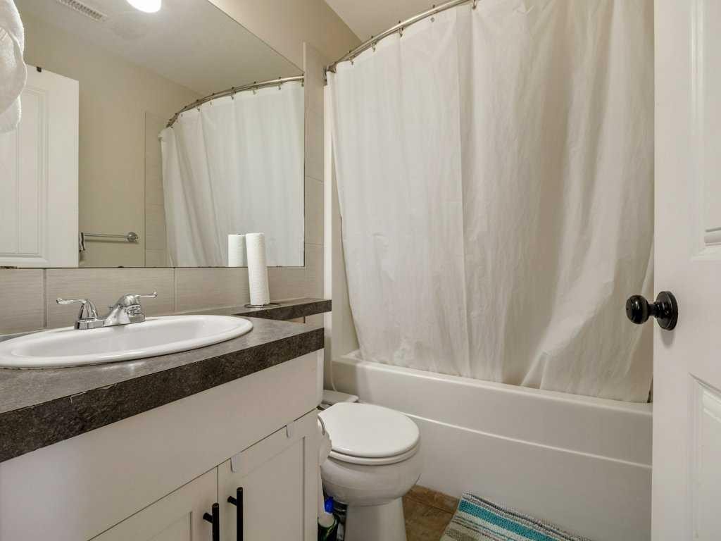 461 Lynx Terrace North, Lethbridge, AB - Indoor Photo Showing Bathroom