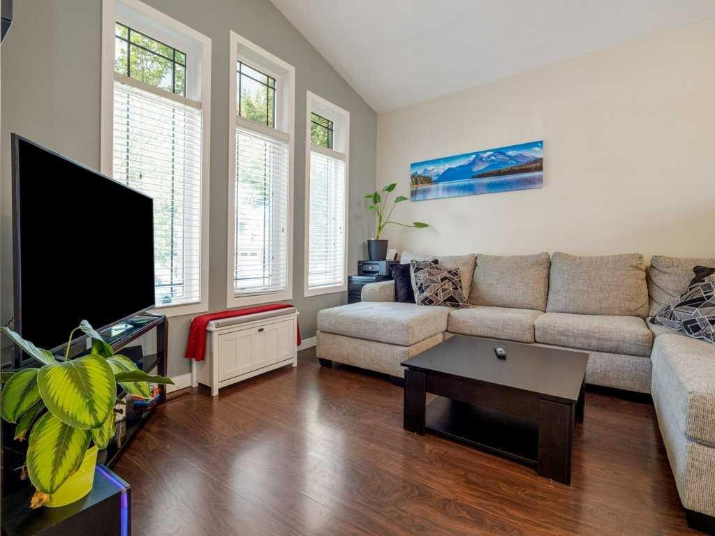 461 Lynx Terrace North, Lethbridge, AB - Indoor Photo Showing Living Room