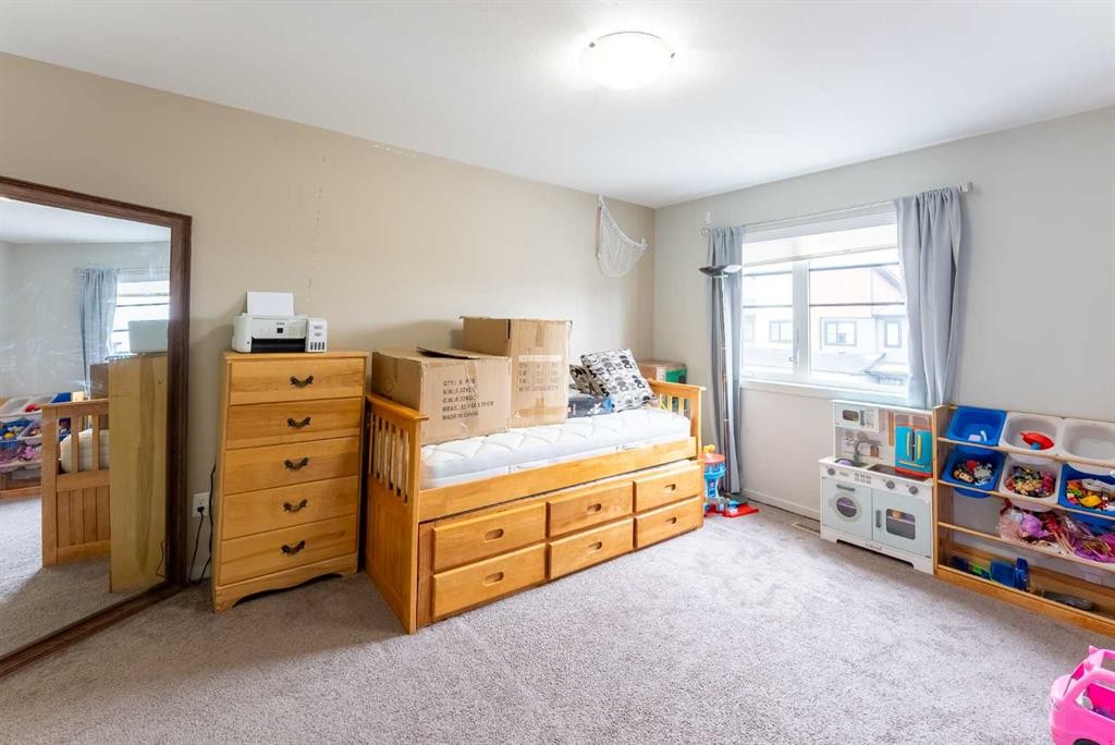 5-478 Highlands Boulevard West, Lethbridge, AB - Indoor Photo Showing Bedroom