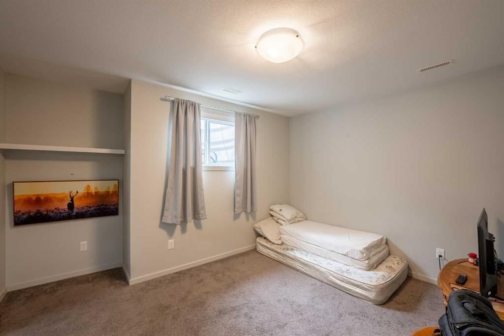 5-478 Highlands Boulevard West, Lethbridge, AB - Indoor Photo Showing Bedroom