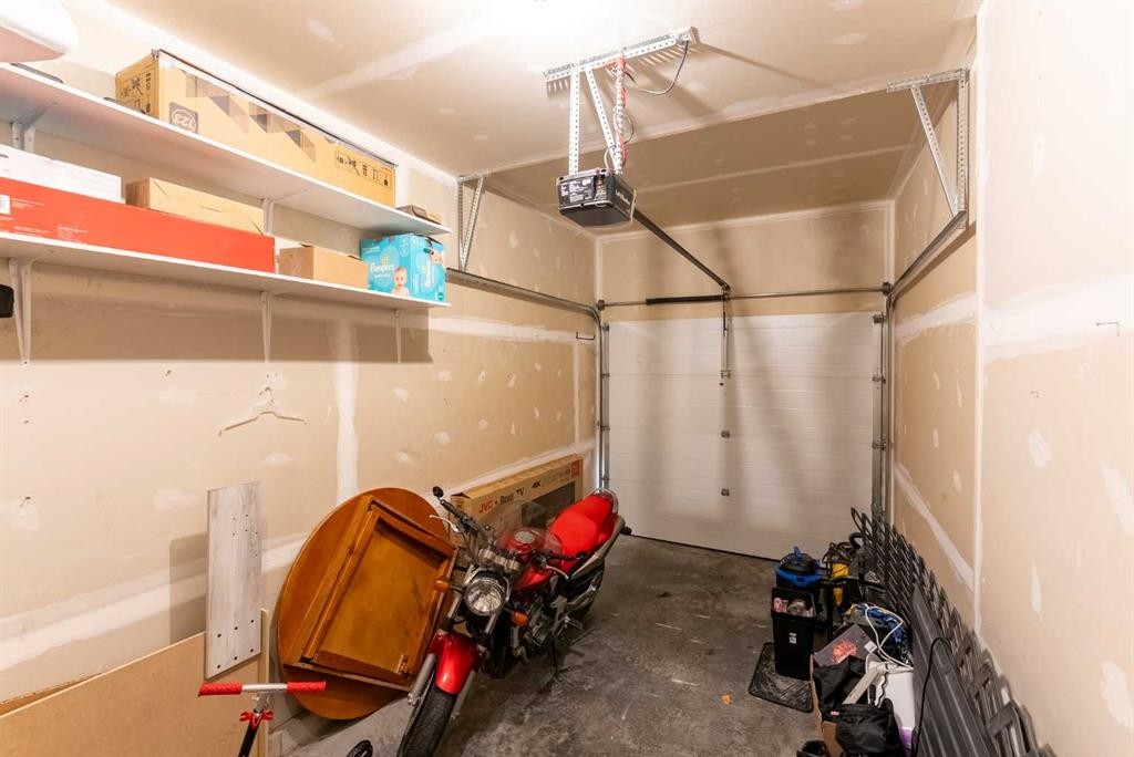 5-478 Highlands Boulevard West, Lethbridge, AB - Indoor Photo Showing Garage