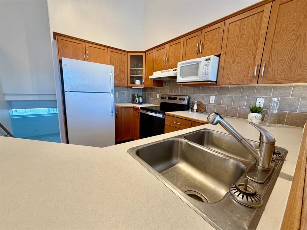 613 Squamish Lane West, Lethbridge, AB - Indoor Photo Showing Kitchen With Double Sink