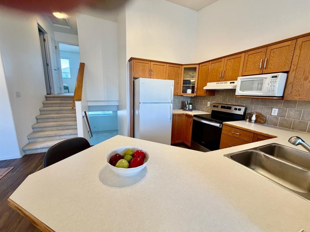613 Squamish Lane West, Lethbridge, AB - Indoor Photo Showing Kitchen With Double Sink