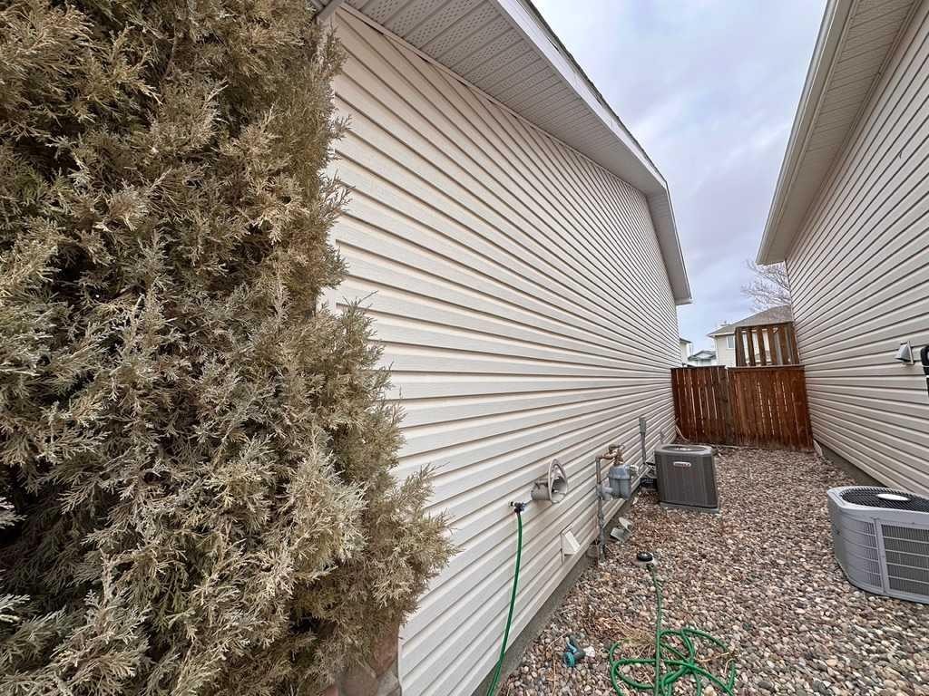 613 Squamish Lane West, Lethbridge, AB - Outdoor