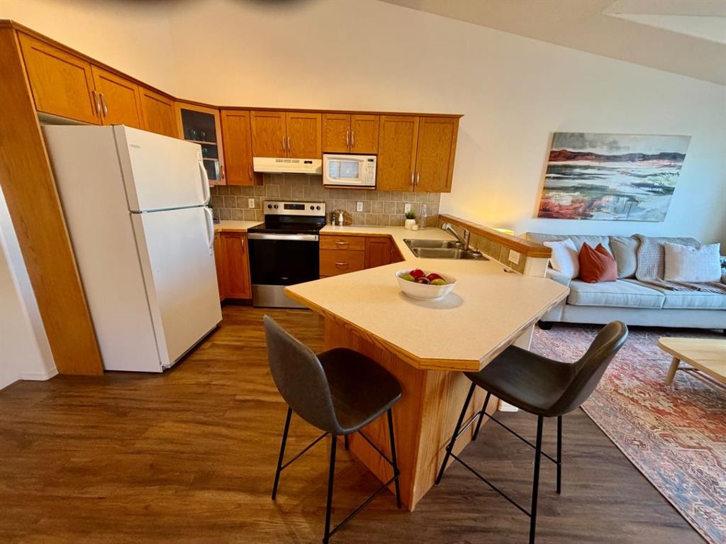 613 Squamish Lane West, Lethbridge, AB - Indoor Photo Showing Kitchen With Double Sink