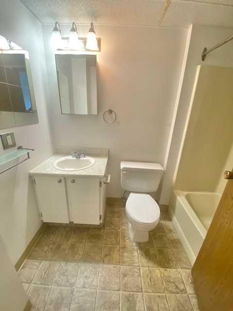 423-21 Berkeley Place West, Lethbridge, AB - Indoor Photo Showing Bathroom