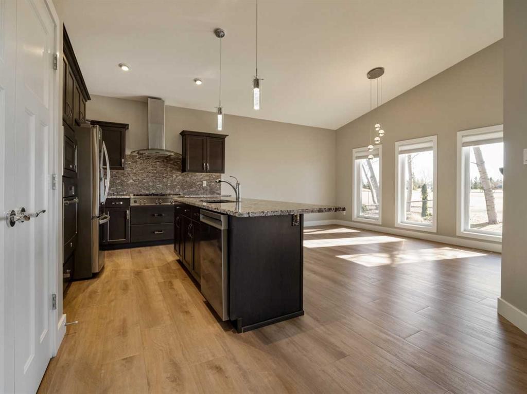 147 Westgate Drive, Coaldale, AB - Indoor Photo Showing Kitchen With Upgraded Kitchen