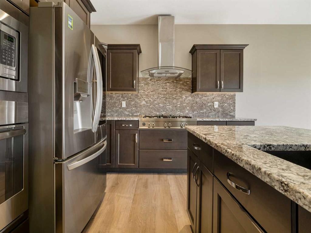 147 Westgate Drive, Coaldale, AB - Indoor Photo Showing Kitchen With Upgraded Kitchen
