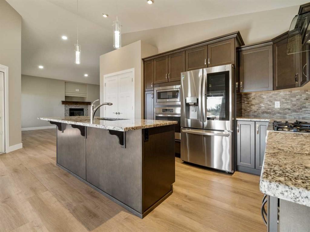 147 Westgate Drive, Coaldale, AB - Indoor Photo Showing Kitchen With Upgraded Kitchen