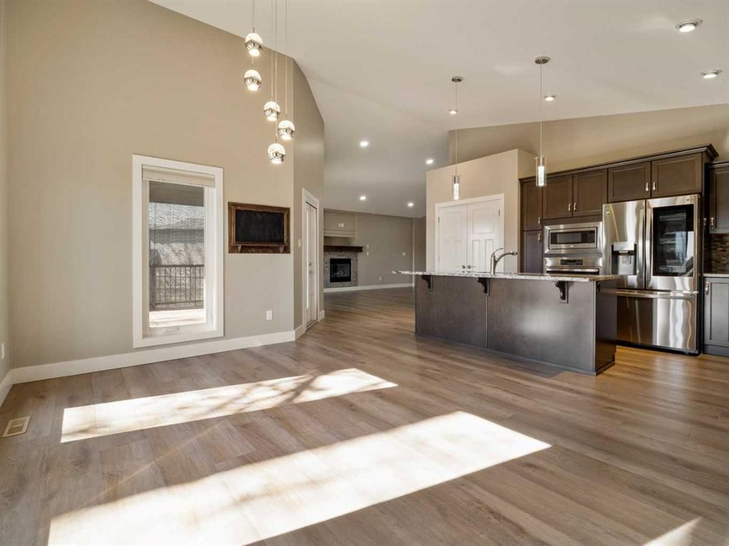 147 Westgate Drive, Coaldale, AB - Indoor Photo Showing Kitchen With Upgraded Kitchen